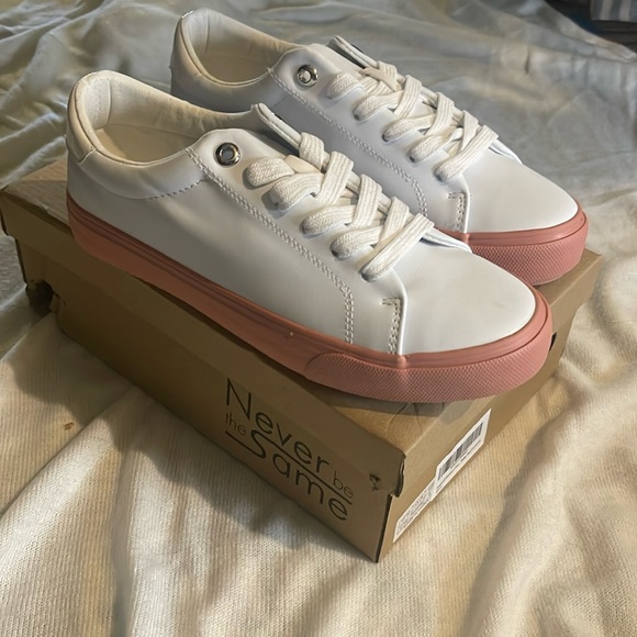 White sneakers, gumsoles - Picture 1 of 3
